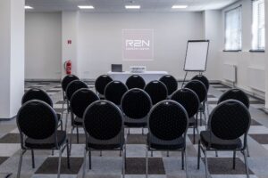 R2N velka zasadacka 12